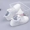 PU -läder snörda kvinnor snygga sneakers vulkanisera importerade sportskor Mocasin kvinnor zapato utländska utomeuropeiska snekaers 240415