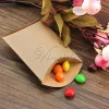 Poduszka 100pcs/działka poduszka skrzynka na słodycze pudełko prezentowe na przyjęcie weselne Wystrój Brown Kraft Hurtownia 9 cm x 13 cm x 3,5 cm
