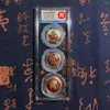 Dekorativa figurer äkta Maozhuxi Badge Commemorative Medallion Culture Revolution Red Pin Collection MS68 Tre stycken Set Box