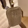 Bolsos de hombro de crochet de triángulo Bolsas de paja diseñador de moda singularidad y modernidad correa de hombro de cinta tejida con estampado con tamaños de encanto veraniego 26*13 cm