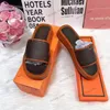 2024 Designer Slide Slippers Womens Brown Flower Sandal Wedge Slides High Heels Cross Strap Flip Flops Vintage Tjock Sole Rubber Flats Logo präglade strandpoolskor