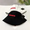 Tasarımcı Geniş Kötü Şapkalar Kadınlar Erkekler Kova Şapkası Lüks Naylon P Cap Fashion Triangler Metal Logo Kapakları Açık Tatil Güneş Şapkası En Kalite