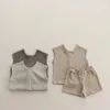 Set di abbigliamento 2023 Summer Nuovi vestiti senza maniche per neonati Set di abiti traspiranti per bambini Shorts neonati per neonati 2 pezzi Abiti solidi H240423