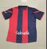 Fotbollströjor 23 24 Bologna Home Red Posch Orsolinminguez Zirkzee Ferguson de Siestri Beukema Barrow Football Shirt Kort ärm Drop Dhqhe