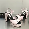 Het 2024 kvinnor tryckt chunky häl sandaler slingbacks klädskor bröllopssko tofflor klassiska fuchsia glider med en dammväska damer spännband casual sko