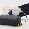 デザイナーのサングラス女性男性新しいモデルアイウェアスペシャルUV 400保護文字レッグダブルビームメタルフレームアウトドアブランドサングラス6色の箱