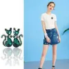 Cristão de cristal verde escuro Little Cat para mulheres, moda e fofa anti -luminosa pino de segurança insegura inspede o broche de sol roxo de flor fresco