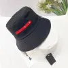 Tasarımcı Geniş Kötü Şapkalar Kadınlar Erkekler Kova Şapkası Lüks Naylon P Cap Fashion Triangler Metal Logo Kapakları Açık Tatil Güneş Şapkası En Kalite
