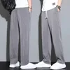 Men Hosen mit mittlerem Rise elastischer Bund Jogginghose Drawess Tasche Weitbein gerippter Ultra-dünneis Seiden lässige Hosen Streetwear 240422