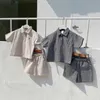 Set di abbigliamento 2024 Summer Nuovo set di maniche corte per neonati da ragazzo camicie a quadri in pipel + pantaloncini 2ps 2 pezzi abiti versatili di moda versatili H240423