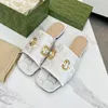 Designer di lusso sandali di moda femminile estiva sandali comodi e minimalisti piatti in spiaggia per le vacanze casual scarpe da matrimonio