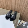 Yeni Modeller Moda Sandalet Tasarımcı Kadınlar Tom Black Flip Flop Erkekler Ford Kauçuk Düz Kaydırıcılar Lüks Sandale Hotel Katır Slayt Slayt Yaz Loafer Plaj Teroz