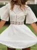 Weißes Sommerkleid hohl Out lässige modische rückenlose Mini -Kleider Blumensticke Baumwollparty Robe Vestidos 18504 240418
