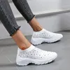 Chaussures décontractées brillant les plats en cristal pour les femmes plus la taille des baskets blanches en mailles respirantes 2024 automne Soft Sole Sports