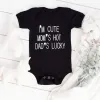 Één-stukken Ik ben schattig Mom's Hot Dad's Lucky Print Pasgeboren Baby kleding Zomer Katoen 12 maanden Baby Girl-kleren Cute Bodysuit 024m