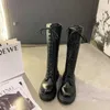 Buty 2023 Nowe kobiety motocyklowe Buty kliny płaskie buty Kobieta na wysokim obcasie platforma pu skórzane buty koronkowe buty dla kobiet czarne bootsl2404