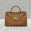 Lady East/West Tote Bag Classic Bagsデザインアンドアモ新しいメタルバックルレザー織りトートシングルショルダー大容量女性用