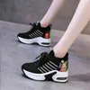 Casual Shoes Women's Sneakers Spring Sequined Women Platform Heels kilar Höjd ökar 2024 Stickade damer vulkaniserade