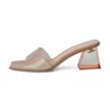 Talltor Crystal Thick Heeled Sandals för kvinnors ytterkläder som bär 2024 Summer Minimalist Square Head Rhinestone Transparent