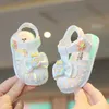 Sandales Sandales pour fille avec lumières 2024 Été Nouveau bébé chaussures de marche douce Sole Sole Princesse non glissade Chaussures pour enfants Sandalias 240423