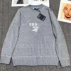 Designer de malha triângulo PRA PRA TOP QUALIDADE P LETRA DE LUZUGHTE Bordado de malha suéter feminino outono/inverno nova versão