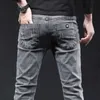 Heren jeans grijze denim jeans mannelijke elastische broek mode heren lange dunne high street kleine voeten broek 240423