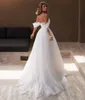 Eleganti abiti da sposa a cuore di tulle lunghi con perle avorio avorio fuori spalla spazzano treno su semplici abiti da sposa per donne