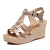 Sandaler 2024 Toppförsäljning äkta läderkvinna kilar höga klackar plattform skor spänne damer casual sommar