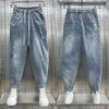 Mäns jeans koreanska mode män lyxkläder män 2024 Hösten lös dragstring denim jeans med broderi casual elastic baggy harem byxor 240423