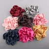 Dekorative Blumen 10pcs/Los hochwertiger Damast Blumenhaarklammern Rollte Rose Haarnadeln für Mädchen Accessoires 7 Farben