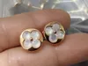 Boucles d'oreilles de créateur de haute version Blanc Fritillaria Boucles d'oreilles à quatre feuilles Designer pour femmes Ins Flowers 18k Color Boucles d'oreilles en forme de diamant