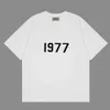 Hoge kwaliteit mist 8e hoofdlijn United Three Bar 1977 Flocking Print Fashion High Street katoen Europeaan Amerikaan Losse T-shirt Liefhebbers Mannen en vrouwen Summer