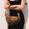 Umhängetaschen Bohemian Slim Half Moon für Frauen Luxusdesigner Handtaschen Geldbeutel 2024 in Faux Wildleder Vintage Nietpearl -Achselhöhle