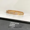 High End smycken armband för Carter Womens V Gold Classic Wide Full Sky Armband pläterad med 18K Rose Gold Hand Set med tre rader med diamant full diamantspänne armband