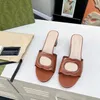 Kvinnor Lås utskuren gliddesigner Sandaler Läder Slippe Flat Slides mode Hollow ut gummisandal Summer Beach Flip Flopsladies Casual Shoeses