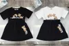 Popularna sukienka Princess Girls Summer Suit Dzieci dostyki ubrania dla dzieci Rozmiar 100-150 cm lalka niedźwiedzia Niedźwiedzka Drukuj T-shirt i spódnica 24 kwietnia