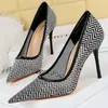 Chaussures habillées Mesh Hollow en dentelle Femmes Pumps Stiletto Talons Fashion High Sexy Party Femelle grande taille 43