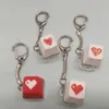 Dekompressionsleksak Söt hjärta Keycap Keychain Fun Fidget Toy Tangentbord Tangentkedja Ringpåse Charm Earbud Case Cover Accessories Stress Relief Friends D240424