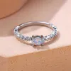 Anéis de casamento delicados pequenos anéis de opala de incêndio branco oval para mulheres prata colorida metal empilhamento de alianças de casamento de anel fino de zircão jóias cz