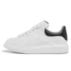 Designer Sapatos casuais tênis esportes tênis feminino pequeno sapato branco em relevo de laço de fundo grosso de couro baixo sapatos de top size34-46 Sapatos masculinos