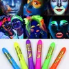 Body Farba 6pcs Halloween Glow Pop in Dark Face Black Light Faint UV Neonowa twarz Zestaw kredki kredki Fluorescencyjny Makijaż Makijaż Świąt D240424