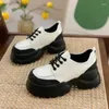 Sapatos casuais 2024 Moda de verão Soled Soled Oxford feminino Slip-On Lace Up Momanes Mulheres versáteis de couro preto