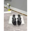 Row The * Row Clip Flip-Flops 2023 Summer New Sheepskin Flat Kapta Minimalistyczne zużycie Sandały modowe Kobiety