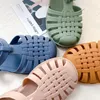 Baby Gladiator Sandals Casual Ademend uitgehold uit Hollow Out Romeinse schoenen PVC Zomer Kinderschoenen Beach Children Sandals Girls 240409