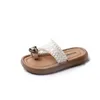 Sandali Nuovi pantofole da punta estiva 2024 con scarpe versatili sudcoreane dolce e trasparenti non slittanti per ragazze scarpe perle 240423 240423
