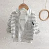 Chemises 2023 enfants babyes garçons vêtements de chemise printemps choux minces vêtements enfants à rayures.