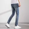 Herren Jeans Designer High -End -Frühling und Sommer New Cut Mens Jeans Leichte Farbe Koreanische Version Schlanker anpassender elastischer kleiner Füße Herrenhosen 9J01