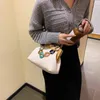 Axelväskor trä guldklämma handväska 2024 designer personlighet trä messenger väska färg skiva kedja kvinnor