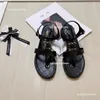 2024 Designer Paris New Women's Sandals Summer Street Street décontracté appartement petit talons gros