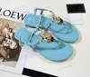 Lyxdesigner kvinnors sandaler sommar mode älskar pärla spänne kvinnors flip-flops platt sandaler kvinnors tofflor t-stil snörning kvinnors strandskor